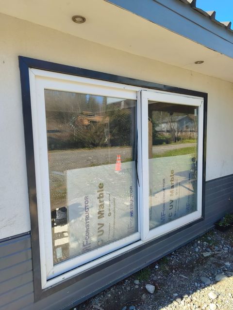 Ventana corredera de termopanel de gran formato, recién instalada